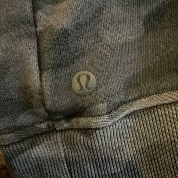 Lululemon Scuba Hoodie Oversized Camo Black Gray Heritage 365 , Size 10 - Picture 4 of 6